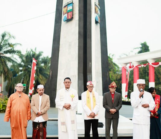 HUT ke-81 RI, Pemkot Bogor Gelar Doa Lintas Agama untuk NTT, Aceh dan Papua Doa Bersama Lintas Agama dalam Rangka HUT ke-81 RI di Tugu Kujang Bogor. Foto: Pemkot Bogor