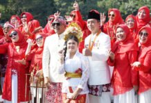 Usai Upacara HUT ke-81 RI, Pelajar SMPN 1 Bogor Nyanyikan Serbukatif di Lapangan Sempur Pelajar SMPN 1 Bogor Sandrica Elana Mazea Membawakan Lagu Serbukatif di Lapangan Sempur. Foto: Pemkot Bogor