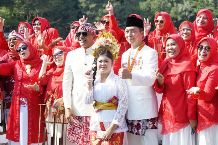 Pelajar SMPN 1 Bogor Sandrica Elana Mazea Membawakan Lagu Serbukatif di Lapangan Sempur. Foto: Pemkot Bogor Pelajar SMPN 1 Bogor Sandrica Elana Mazea Membawakan Lagu Serbukatif di Lapangan Sempur. Foto: Pemkot Bogor