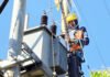 Listrik di Wilayah Terdampak Gempa M7,7 NTT Hampir Pulih Total, Komunikasi Menyusul Upaya perbaikan jaringan listrik yang dilakukan oleh tim tim Unit Pelaksana Pelayanan Pelanggan (UP3) Flores Bagian Timur di Pulau Palue, Kabupaten Sikka. Sumber : Istimewa