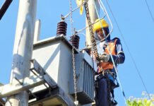 Listrik di Wilayah Terdampak Gempa M7,7 NTT Hampir Pulih Total, Komunikasi Menyusul Upaya perbaikan jaringan listrik yang dilakukan oleh tim tim Unit Pelaksana Pelayanan Pelanggan (UP3) Flores Bagian Timur di Pulau Palue, Kabupaten Sikka. Sumber : Istimewa
