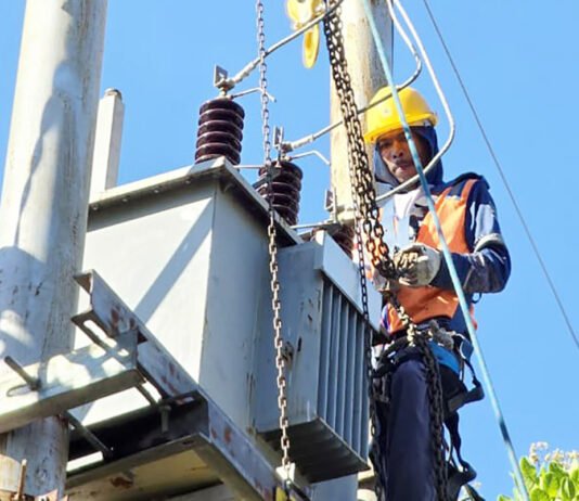 Listrik di Wilayah Terdampak Gempa M7,7 NTT Hampir Pulih Total, Komunikasi Menyusul Upaya perbaikan jaringan listrik yang dilakukan oleh tim tim Unit Pelaksana Pelayanan Pelanggan (UP3) Flores Bagian Timur di Pulau Palue, Kabupaten Sikka. Sumber : Istimewa