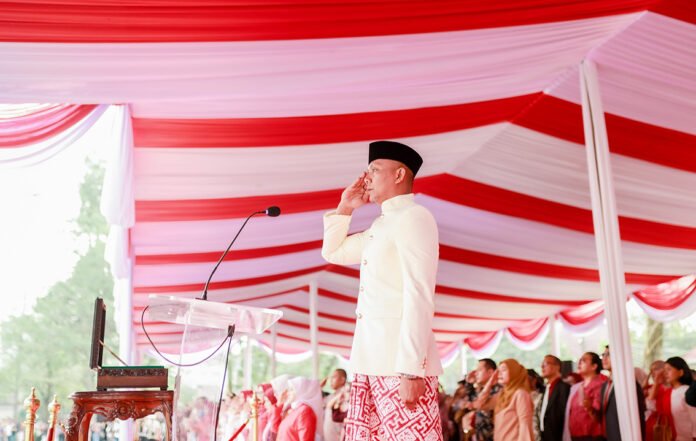 Wakil Wali Kota Bogor Jenal Mutaqin Memimpin Upacara Penurunan Bendera HUT ke-81 RI di Lapangan Sempur. Foto: Pemkot Bogor
