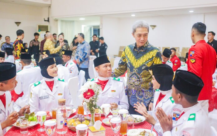 Wali Kota Bogor Dedie A. Rachim Bersama Paskibraka Kota Bogor Usai Upacara HUT ke-81 RI. Foto: Pemkot Bogor
