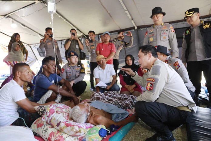 Astamaops Polri Fadil Imran Meninjau Posko Pengungsi Gempa di Manggarai, NTT. Foto: Istimewa