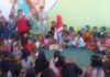 Pengungsi Anak di GOR Samador Sikka Dapat Trauma Healing dan Bacaan dari Perpustakaan Keliling Trauma Healing dan Perpustakaan Keliling untuk Anak Pengungsi di GOR Samador Sikka. Foto: Harnas.id
