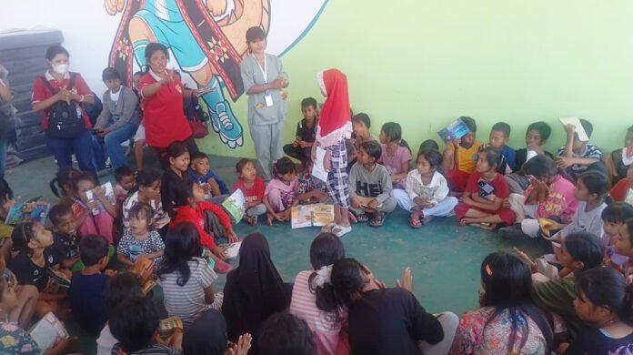 Trauma Healing dan Perpustakaan Keliling untuk Anak Pengungsi di GOR Samador Sikka. Foto: Harnas.id