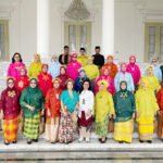 Angklung Srikandi berfoto di kawasan Istana Kepresidenan Bogor dalam rangkaian Festival Merah Putih 2026. Foto: Harnas.id