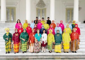 Angklung Srikandi berfoto di kawasan Istana Kepresidenan Bogor dalam rangkaian Festival Merah Putih 2026. Foto: Harnas.id