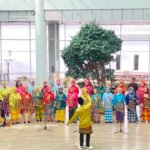 Angklung Srikandi tampil dengan Baju Bodo dalam pembukaan Wisata Kebangsaan Festival Merah Putih 2026 di Balai Kirti, Bogor. Foto: Harnas.id