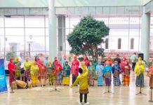 Tampil Anggun dengan Balutan Baju Bodo, Angklung Srikandi Buka Rangkaian Wisata Kebangsaan FMP 2026 di Balai Kirti Angklung Srikandi tampil dengan Baju Bodo dalam pembukaan Wisata Kebangsaan Festival Merah Putih 2026 di Balai Kirti, Bogor. Foto: Harnas.id