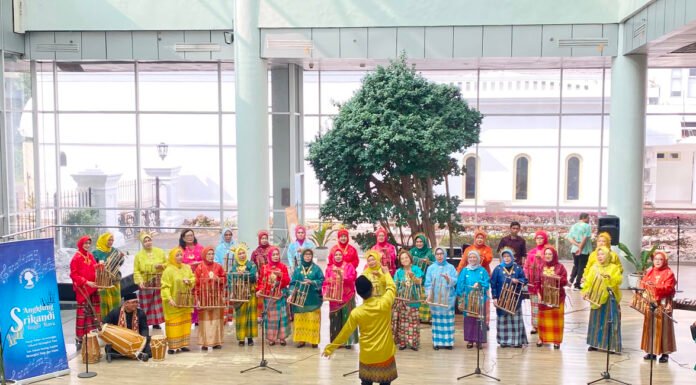 Tampil Anggun dengan Balutan Baju Bodo, Angklung Srikandi Buka Rangkaian Wisata Kebangsaan FMP 2026 di Balai Kirti Angklung Srikandi tampil dengan Baju Bodo dalam pembukaan Wisata Kebangsaan Festival Merah Putih 2026 di Balai Kirti, Bogor. Foto: Harnas.id