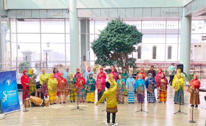 Angklung Srikandi tampil dengan Baju Bodo dalam pembukaan Wisata Kebangsaan Festival Merah Putih 2026 di Balai Kirti, Bogor. Foto: Harnas.id