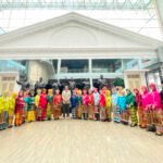 Angklung Srikandi berfoto bersama di depan patung para Presiden Republik Indonesia di Balai Kirti, Bogor. Foto: Harnas.id