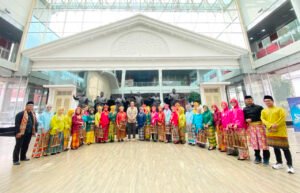 Angklung Srikandi berfoto bersama di depan patung para Presiden Republik Indonesia di Balai Kirti, Bogor. Foto: Harnas.id