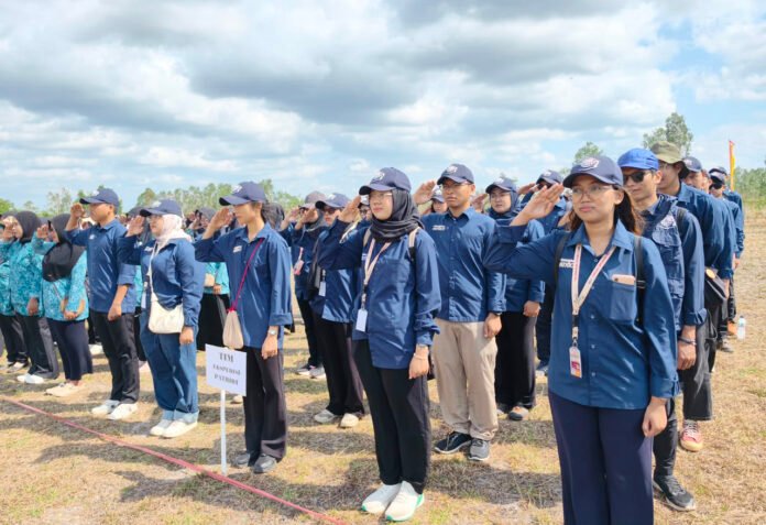 Warga dan Tim Ekspedisi Patriot mengikuti rangkaian kegiatan HUT ke-81 RI di Distrik Bomberay, Fakfak. Foto: Harnas.id Warga dan Tim Ekspedisi Patriot mengikuti rangkaian kegiatan HUT ke-81 RI di Distrik Bomberay, Fakfak. Foto: Harnas.id