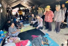 Gempa NTT, Kapolri Pastikan Keselamatan Warga Jadi Prioritas Penanganan Kapolri Listyo Sigit Prabowo meninjau lokasi terdampak gempa dan pengungsian di Nusa Tenggara Timur. Foto: Polri