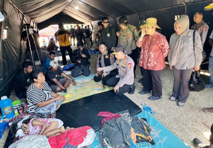 Kapolri Listyo Sigit Prabowo meninjau lokasi terdampak gempa dan pengungsian di Nusa Tenggara Timur. Foto: Polri Kapolri Listyo Sigit Prabowo meninjau lokasi terdampak gempa dan pengungsian di Nusa Tenggara Timur. Foto: Polri