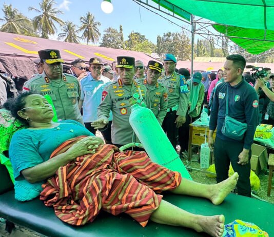 Gempa NTT, Kapolri Turun ke Lokasi Terdampak dan Salurkan Ribuan Paket Bantuan Kapolri Listyo Sigit Prabowo meninjau lokasi terdampak gempa dan menyerahkan bantuan kepada masyarakat di NTT