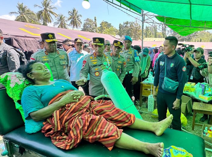 Kapolri Listyo Sigit Prabowo meninjau lokasi terdampak gempa dan menyerahkan bantuan kepada masyarakat di NTT