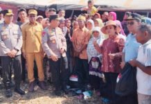 Kapolri dan Ketua Komisi IV DPR Cek Dua Lokasi Pengungsian Gempa di Manggarai Kapolri Listyo Sigit Prabowo meninjau posko pengungsi dan menyerahkan bantuan bagi warga terdampak gempa di Manggarai. Foto: Harnas.id