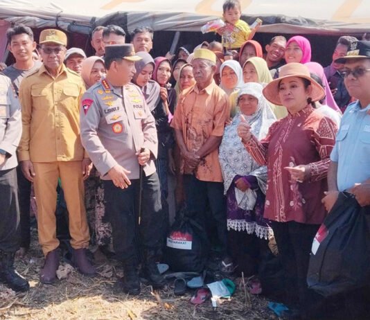 Kapolri dan Ketua Komisi IV DPR Cek Dua Lokasi Pengungsian Gempa di Manggarai Kapolri Listyo Sigit Prabowo meninjau posko pengungsi dan menyerahkan bantuan bagi warga terdampak gempa di Manggarai. Foto: Harnas.id