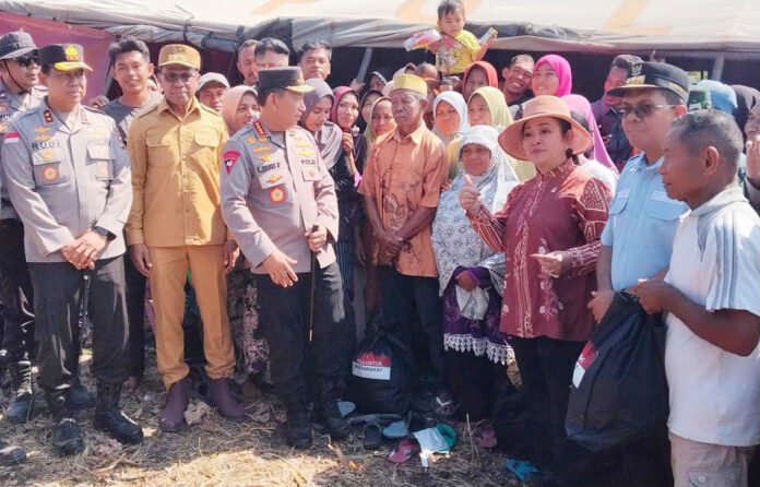Kapolri Listyo Sigit Prabowo meninjau posko pengungsi dan menyerahkan bantuan bagi warga terdampak gempa di Manggarai. Foto: Harnas.id