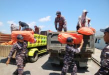 KRI Bung Hatta Bawa Logistik Gempa ke Manggarai, Ribuan Warga Masih Mengungsi KRI Bung Hatta membawa bantuan logistik untuk warga terdampak gempa NTT menuju Pelabuhan Reok, Manggarai. Foto: BNPB