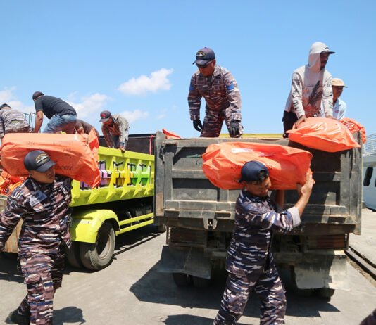 KRI Bung Hatta Bawa Logistik Gempa ke Manggarai, Ribuan Warga Masih Mengungsi KRI Bung Hatta membawa bantuan logistik untuk warga terdampak gempa NTT menuju Pelabuhan Reok, Manggarai. Foto: BNPB