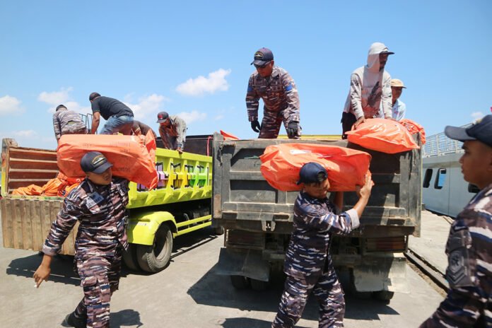 KRI Bung Hatta membawa bantuan logistik untuk warga terdampak gempa NTT menuju Pelabuhan Reok, Manggarai. Foto: BNPB