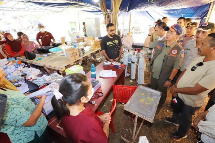 Kepala BNPB Suharyanto meninjau fasilitas kesehatan terdampak gempa di Kecamatan Riung, Kabupaten Ngada. Foto: BNPB Kepala BNPB Suharyanto meninjau fasilitas kesehatan terdampak gempa di Kecamatan Riung, Kabupaten Ngada. Foto: BNPB