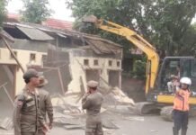 Tegas! Ratusan Bangunan Liar di Pasir Putih Depok Diratakan