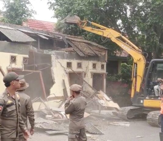 Tegas! Ratusan Bangunan Liar di Pasir Putih Depok Diratakan
