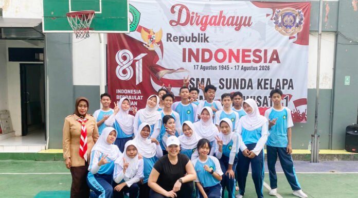 SMA Sunda Kelapa Kenalkan Pilates kepada Siswa, Jadi Alternatif Olahraga untuk Jaga Kebugaran dan Postur Tubuh Siswa SMA Sunda Kelapa bersama instruktur Rangka Studio usai mengikuti sesi pengenalan pilates. Foto: Harnas.id/Us