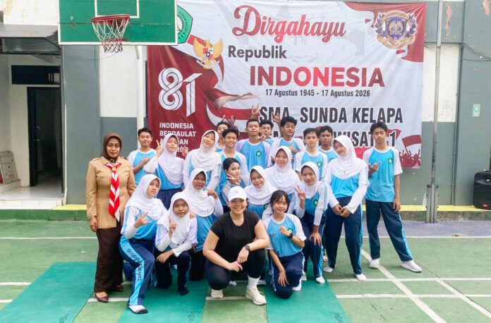 Siswa SMA Sunda Kelapa bersama instruktur Rangka Studio usai mengikuti sesi pengenalan pilates. Foto: Harnas.id/Us Siswa SMA Sunda Kelapa bersama instruktur Rangka Studio usai mengikuti sesi pengenalan pilates. Foto: Harnas.id/Us