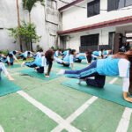 Siswa SMA Sunda Kelapa mengikuti latihan pilates untuk melatih keseimbangan dan kekuatan tubuh. Foto: Harnas.id/Us