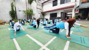 Siswa SMA Sunda Kelapa mengikuti latihan pilates untuk melatih keseimbangan dan kekuatan tubuh. Foto: Harnas.id/Us