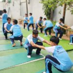 Siswa SMA Sunda Kelapa mengikuti gerakan dasar pilates dalam sesi olahraga. Foto: Harnas.id/Us