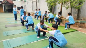 Siswa SMA Sunda Kelapa mengikuti gerakan dasar pilates dalam sesi olahraga. Foto: Harnas.id/Us