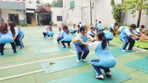 Siswa mengikuti gerakan pilates untuk melatih kekuatan core dan menjaga postur tubuh. Foto: Harnas.id/Us