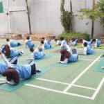 Siswa SMA Sunda Kelapa mengikuti gerakan dasar pilates dalam sesi olahraga. Foto: Harnas.id/Us