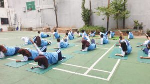 Siswa SMA Sunda Kelapa mengikuti gerakan dasar pilates dalam sesi olahraga. Foto: Harnas.id/Us