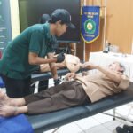 Peserta mengikuti sesi fisioterapi untuk menangani keluhan dan menjaga kebugaran tubuh. Foto: Harnas.id