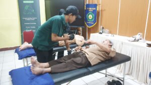  Peserta mengikuti sesi fisioterapi untuk menangani keluhan dan menjaga kebugaran tubuh. Foto: Harnas.id