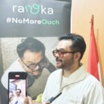 Ketua Yayasan SMA Sunda Kelapa, Rhazhes Febrizki, memberikan penjelasan terkait pelaksanaan kegiatan fisioterapi bagi guru dan staf di lingkungan sekolah. Foto: Harnas.id