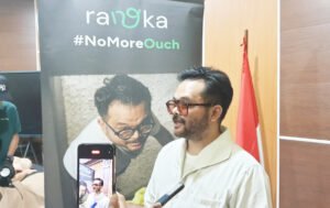 Ketua Yayasan SMA Sunda Kelapa, Rhazhes Febrizki, memberikan penjelasan terkait pelaksanaan kegiatan fisioterapi bagi guru dan staf di lingkungan sekolah. Foto: Harnas.id