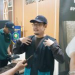 Nicholas, tim ahli Rangka Fisioterapi,memberikan pemeriksaan dan penanganan fisik kepada peserta kegiatan. Foto: Harnas.id