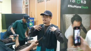 Nicholas, tim ahli Rangka Fisioterapi,memberikan pemeriksaan dan penanganan fisik kepada peserta kegiatan. Foto: Harnas.id