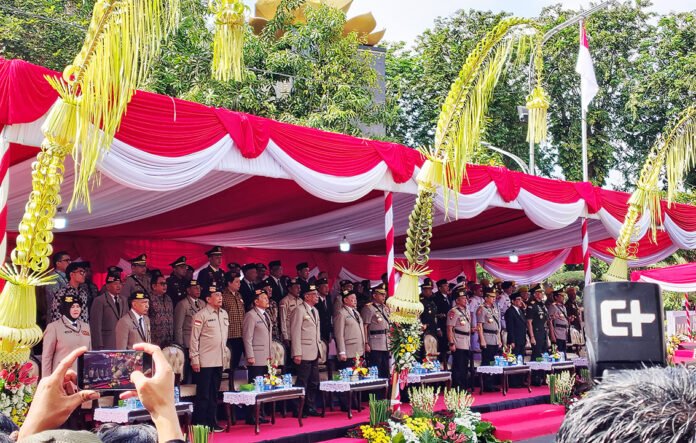 Kapolri Listyo Sigit Pimpin Upacara Hari Juang Polri di Monumen Perjuangan Polri Surabaya. Foto: Polri