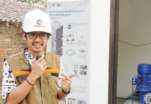 ITS Uji Sensor Gempa dan Prototipe Rumah Tahan Guncangan Ahmad Basshofi Habieb ST MT PhD saat menjelaskan struktur prototipe bangunan tahan gempa yang dirancang tim peneliti ITS. Foto: Humas ITS